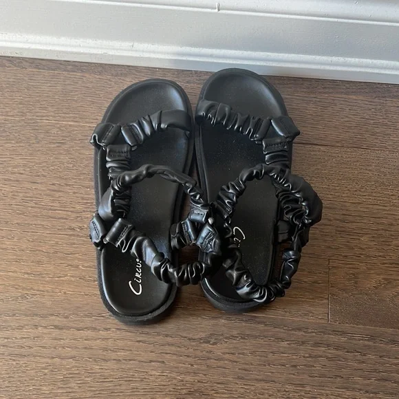 Sandals - Picture 2 of 4